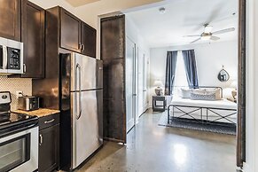 Centennial Park Condo Near Broadway Sleeps 4