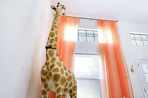 Graffiti and Glam Wonderland