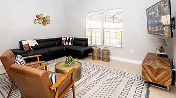 Sunset Chic at Paradise Palms