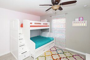 Sunset Chic at Paradise Palms