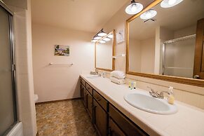 Sonora Splendor Stately 3 BDR on Secluded Lot!