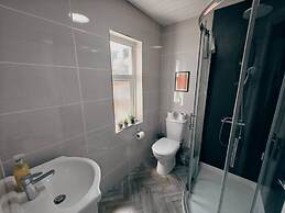 4BR Ravenhill Modern Home