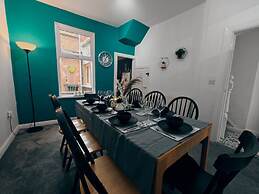 4BR Ravenhill Modern Home