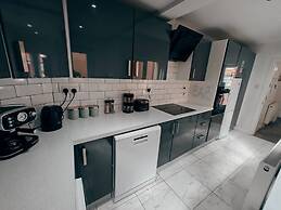 4BR Ravenhill Modern Home