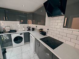 4BR Ravenhill Modern Home