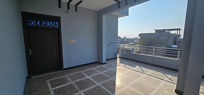 Stunning Family, Mirpur House