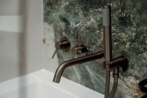 Wroclaw Apartment With Bathub by Renters