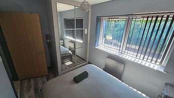 Cozy Southampton Apartment Retreat