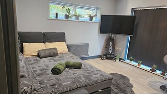 Cozy Southampton Apartment Retreat