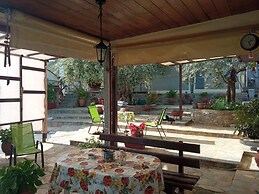 Effie's Maisonette With Detached Studio