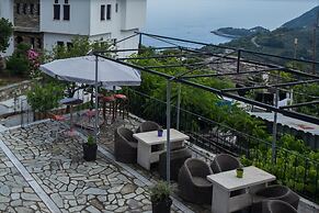 Paradeisos Flatlet With Garden View