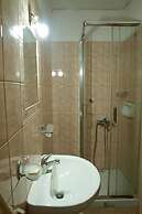 Paradeisos Flatlet With Garden View