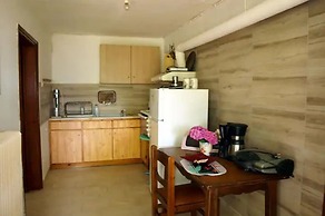 Paradeisos Flatlet With Garden View