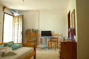 Paradeisos Flatlet With Garden View