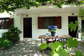 Paradeisos Flatlet With Garden View