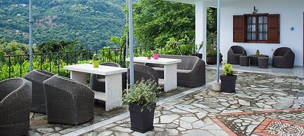 Paradeisos Flatlet With Garden View