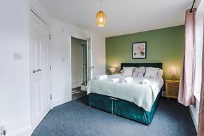 Lovely 4 Bed/ Monthly Discount/ Bottle