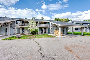 Carbondale Condo w/ Balcony & On-site Fly Fishing!