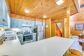Family-friendly Ludlow Cabin on Lake Pauline!