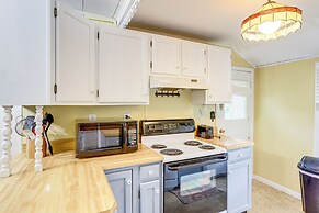 Walk to Lake: Historic Lakeside Marblehead Cottage