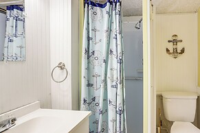 Walk to Lake: Historic Lakeside Marblehead Cottage