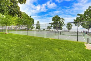 Walk to Lake: Historic Lakeside Marblehead Cottage