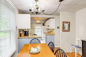 Walk to Lake: Historic Lakeside Marblehead Cottage