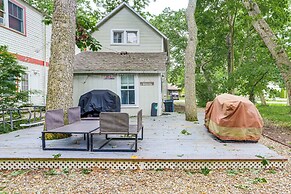 Walk to Lake: Historic Lakeside Marblehead Cottage