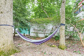 Walk to Lake: Historic Lakeside Marblehead Cottage