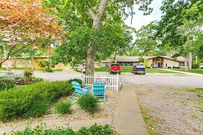 Walk to Lake: Historic Lakeside Marblehead Cottage