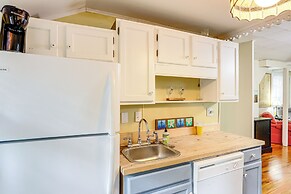 Walk to Lake: Historic Lakeside Marblehead Cottage