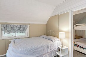 Walk to Lake: Historic Lakeside Marblehead Cottage