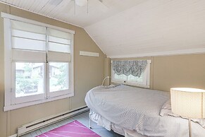 Walk to Lake: Historic Lakeside Marblehead Cottage