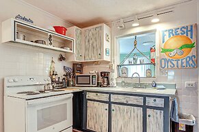 Carrabelle Cottage w/ BBQ Grill ~ 7 Mi to Beach!