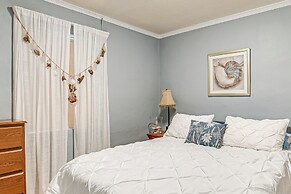 Carrabelle Cottage w/ BBQ Grill ~ 7 Mi to Beach!