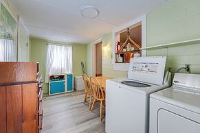 Carrabelle Cottage w/ BBQ Grill ~ 7 Mi to Beach!