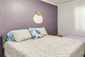 Carrabelle Cottage w/ BBQ Grill ~ 7 Mi to Beach!