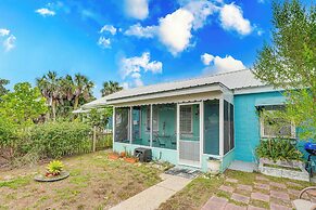 Carrabelle Cottage w/ BBQ Grill ~ 7 Mi to Beach!