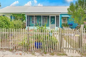 Carrabelle Cottage w/ BBQ Grill ~ 7 Mi to Beach!