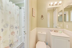 1 Mi to Beach, Pool Access: Hilton Head Island Gem