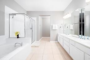 Vista Cay Luxury Rhapsody 3 Bedroom Condo by RedAwning