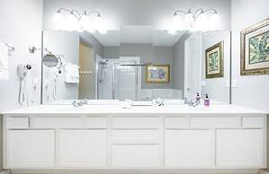 Vista Cay Luxury Rhapsody 3 Bedroom Condo by RedAwning