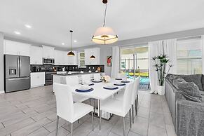 Storey Lake 6 Bed Home- King Master On 1st Floor 6 Bedroom Villa by Re