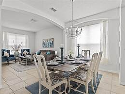 Treasure Hunt Retreat 6 Bedroom Home by RedAwning