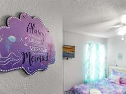 Treasure Hunt Retreat 6 Bedroom Home by RedAwning