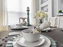 Treasure Hunt Retreat 6 Bedroom Home by RedAwning