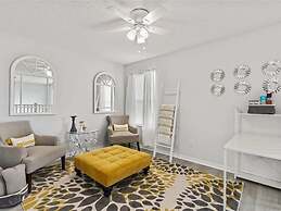 Treasure Hunt Retreat 6 Bedroom Home by RedAwning