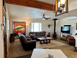 Spy Mountain Hideaway On 5 Acres W/ Hot Tub & Privacy! 1 Bedroom Home 