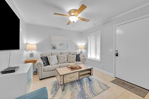 Aqua Vista Retreat 2 BDR in Spectacular Resort!