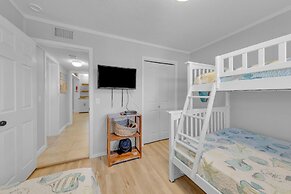 Aqua Vista Retreat 2 BDR in Spectacular Resort!